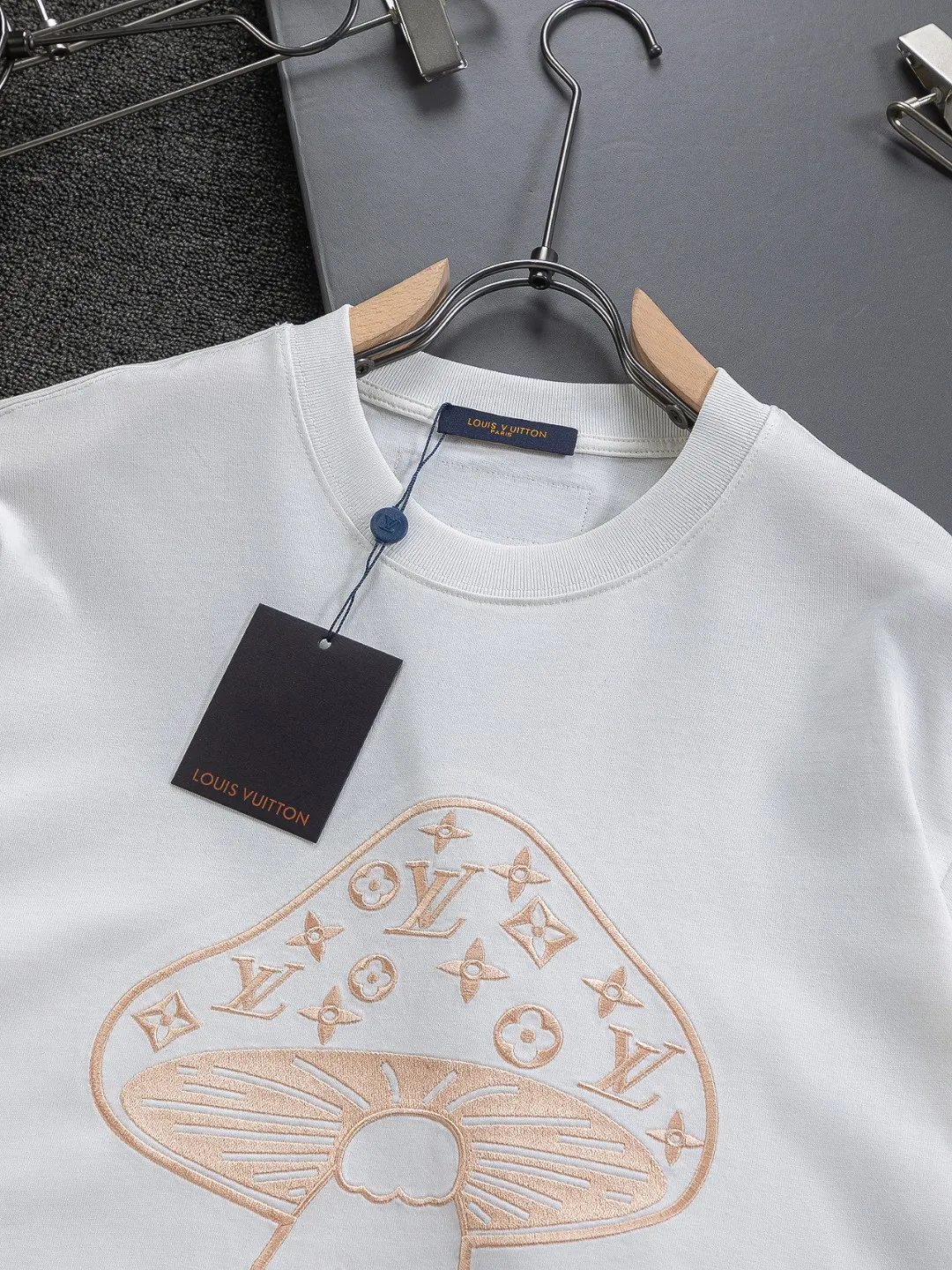 🅿️190 Louis Vuitton 1V LV micro-wide version S-XL LV 26ss new products are available at the counter simultaneously. Multiple craftsmanship. Mushroom on the chest🍄 intarsia🪡 embroidered logo. Round neck short-sleeved T-shirt, same style for men and women! Consigned to one-to-one creation. Synchronized with the official website, pure cotton fabrics at the counter! It is close to the skin and comfortable, durable and easy to wear. It has a classic and simple logo design and meticulous original craftsmanship. Short-sleeves, a must-have item for men, do not appear to be the same for the general public, but must be unique and eye-catching. This LV short-sleeve is all about quality, comfort, the same shape and fashion as always, including fabrics and cutting techniques. All of them have been made with great effort! 320 grams of washed pure cotton fabric, pure cotton is breathable, very refreshing and comfortable for daily wear. The rib knitting on the neckline is smooth and tight, and the neckline will not be skewed if you toss it at will. The loose version, you will find that it looks really good on the upper body. The overall is minimalist and neat, super versatile for daily use! Pair it casually with a pair of pants for a youthful look. A T-shirt will make your outfit crazy. It is a fashionable item that can never go wrong! Color: Black White Size: S-XL Size chart: S: Shoulder width 45.5-Bust 52-Length 70 M: Shoulder width 47-Bust 54-Length 72 L: Shoulder width 48.5-Bust 56-Length 74 XL: Shoulder width 50-Bust 58-Length 76